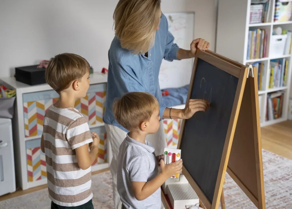 Crianças participam de atividade de aprendizagem